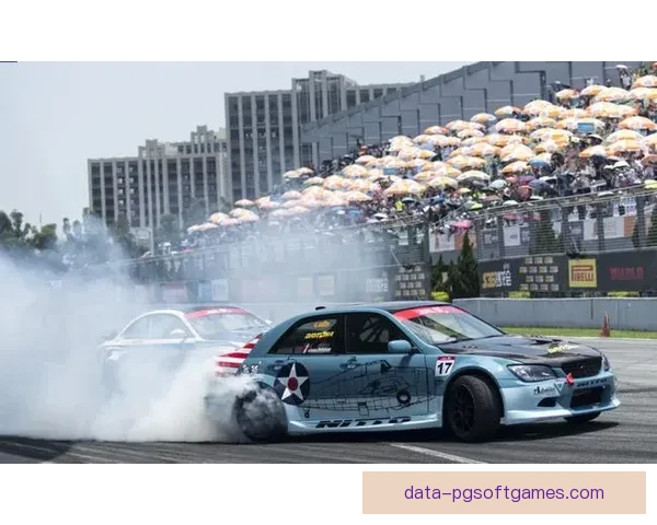 赛车硝烟弥漫，谁将夺得桂冠？