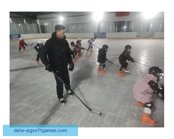 冰球赛场上的激情对决，谁将笑到最后胜利？